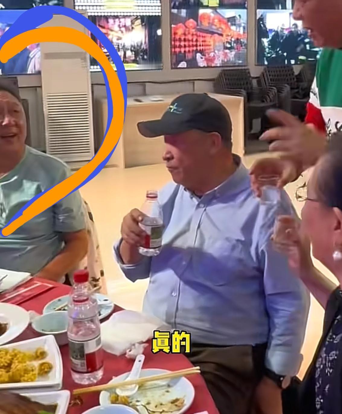 姜昆带妻子外出聚餐，和于谦竟然坐在了一桌，席间两人乐呵呵的交谈，像老友团聚一样心