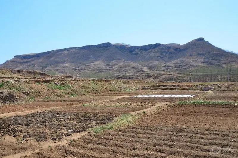 在济南市莱芜区苗山镇西北杓山地区，历史上赫赫有名的长勺之战，名扬天下。世人