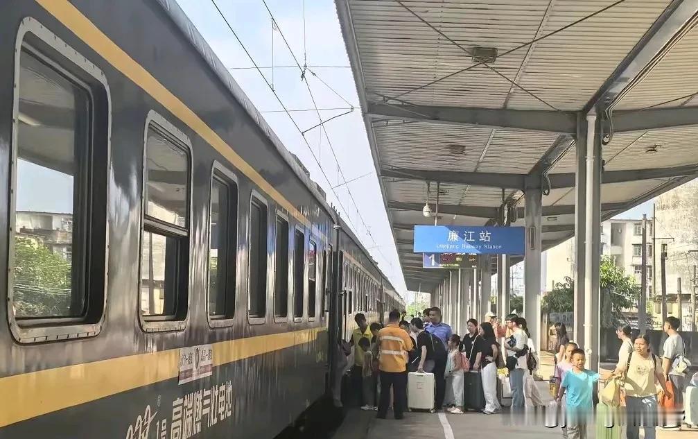 黎湛铁路上的湛江、廉江火车站，站台雨棚看着也太显廉价感了，就有点像是工地上的临时