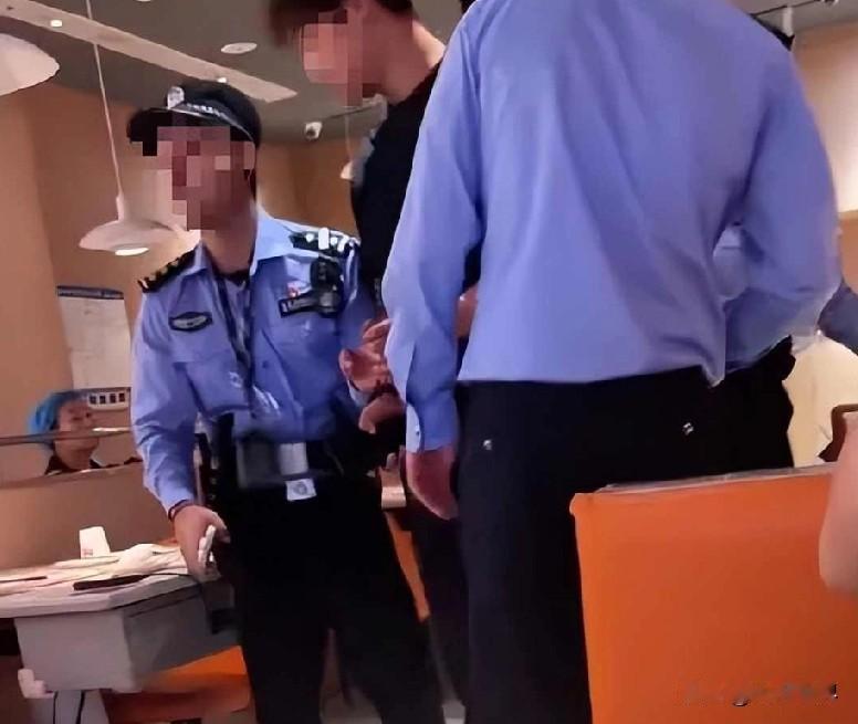 小伙吃饭被铐走，系统误判牵连女友，真相让人后背发凉那天下午三点多，青岛黄岛万
