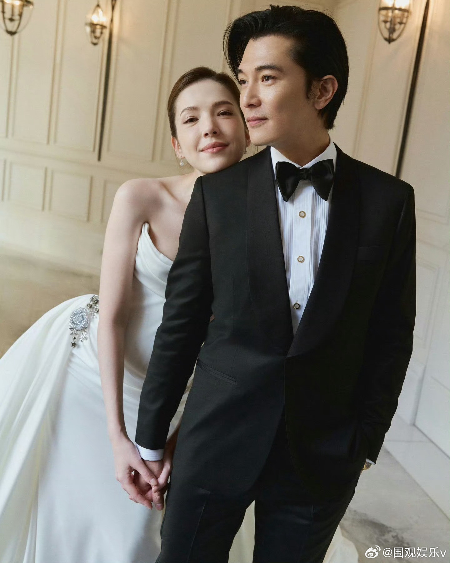 许玮宁亲完邱泽擦掉口红印真夫妻就是好嗑，最近糟心事有点多，沾点喜气