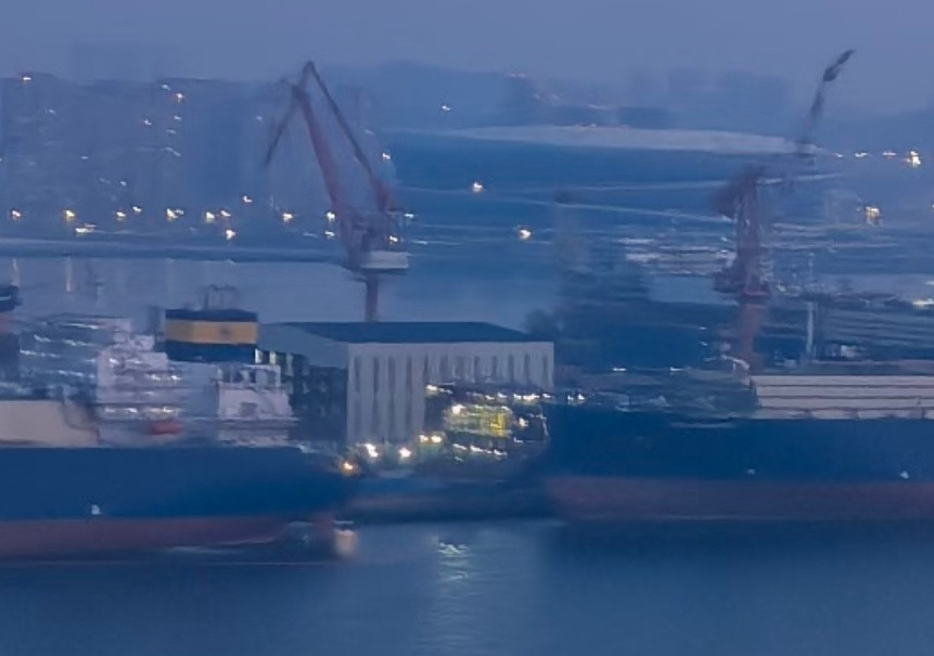 怪不得004航母建造那么快，原来晚上也是灯火通明加班赶工！近几日，004核航母堪