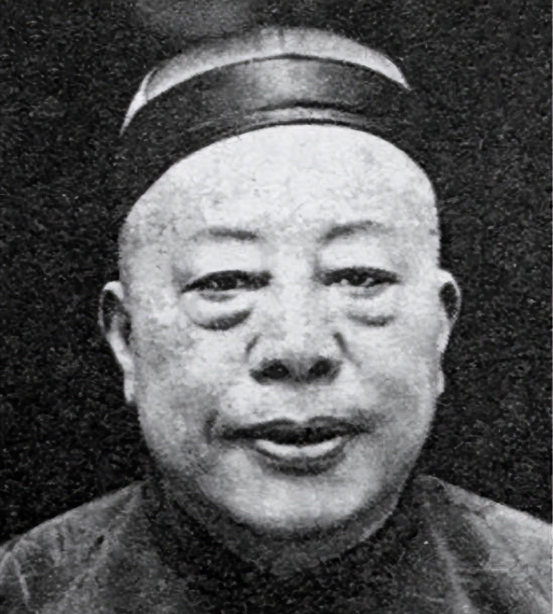 黑帮大佬黄金荣，因蒋介石叩首拜寿不敢去台湾，解放后甘愿扫大街“1951年4月的