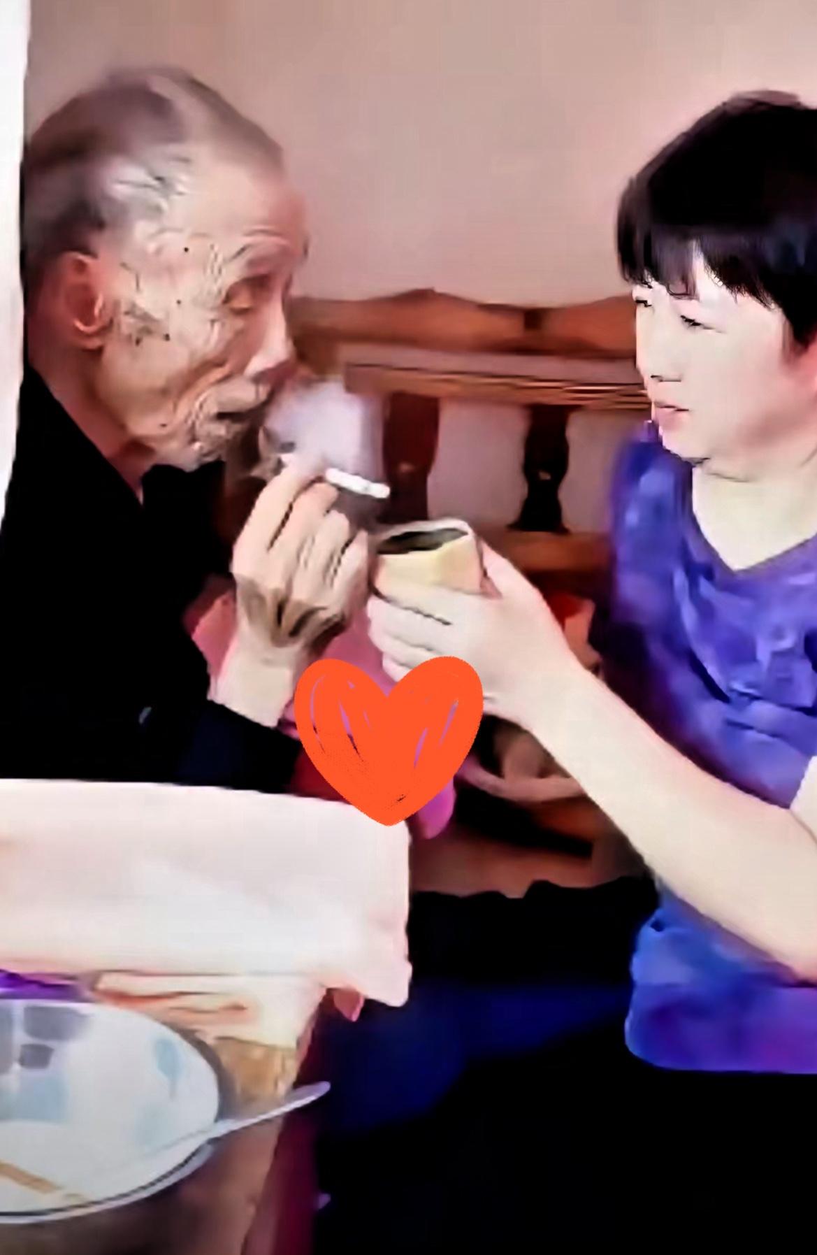 肺癌晚期，老父亲躺在病床上，突然跟女儿说想抽口烟。女儿起初不同意，跑去问医生，得