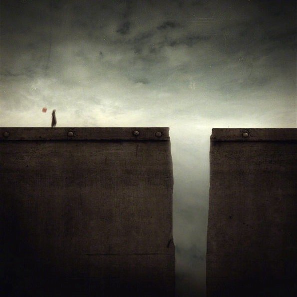 西方心理学强调引导咨询者去看见什么：“未被看见的需求”和“未被理解的感受”。试问