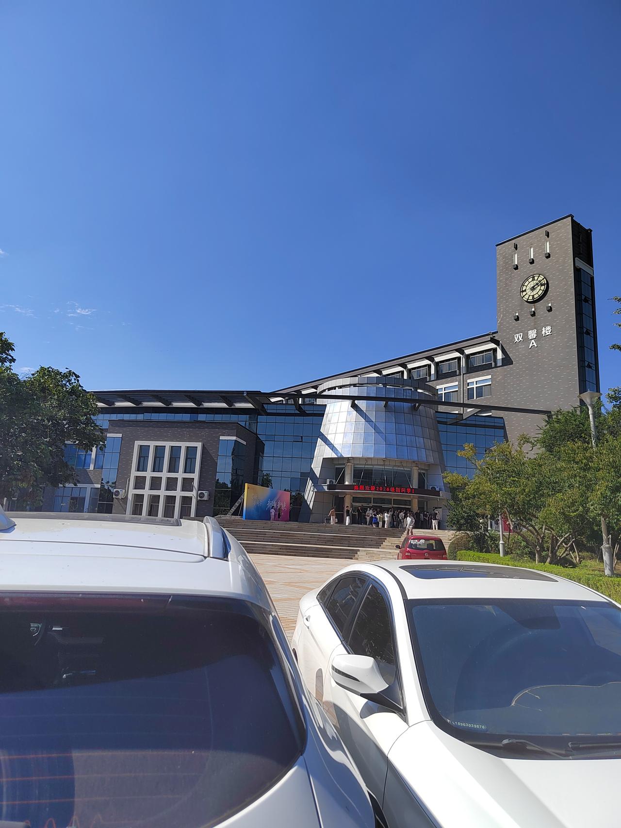 送孩子踏入大学校园，新的旅程启航了澄澈的蓝天，庄严的钟楼。目送孩子走进大