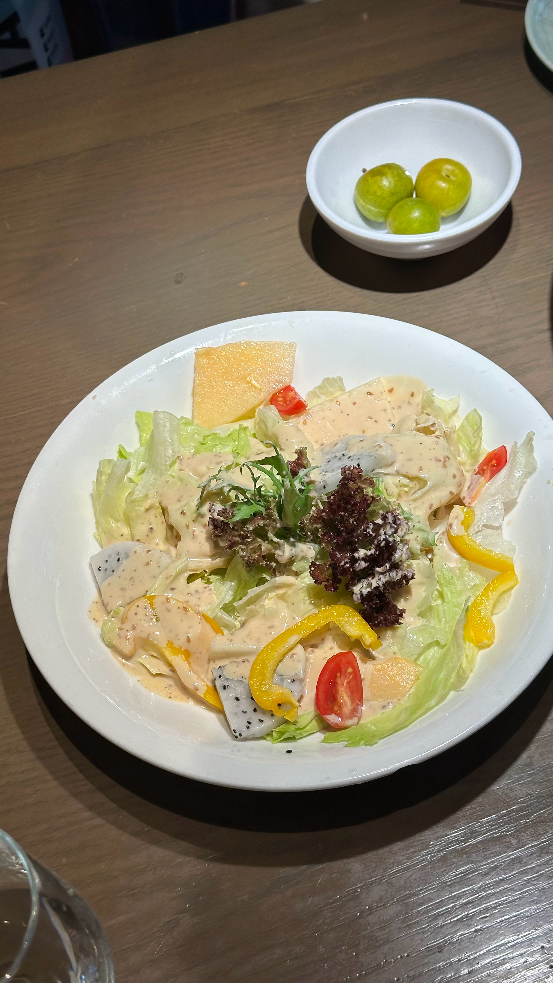 下班，老妞安排冰镇葡萄酒开胃，酸菜鱼下饭。成都