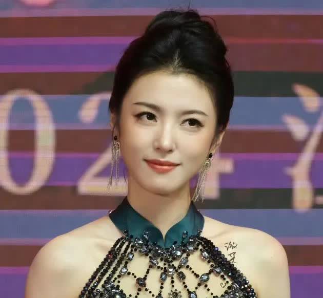 总有人说景甜颜值被高估，可把她往娱乐圈女星堆里一丢，瞬间上演“颜值降维打击”！那
