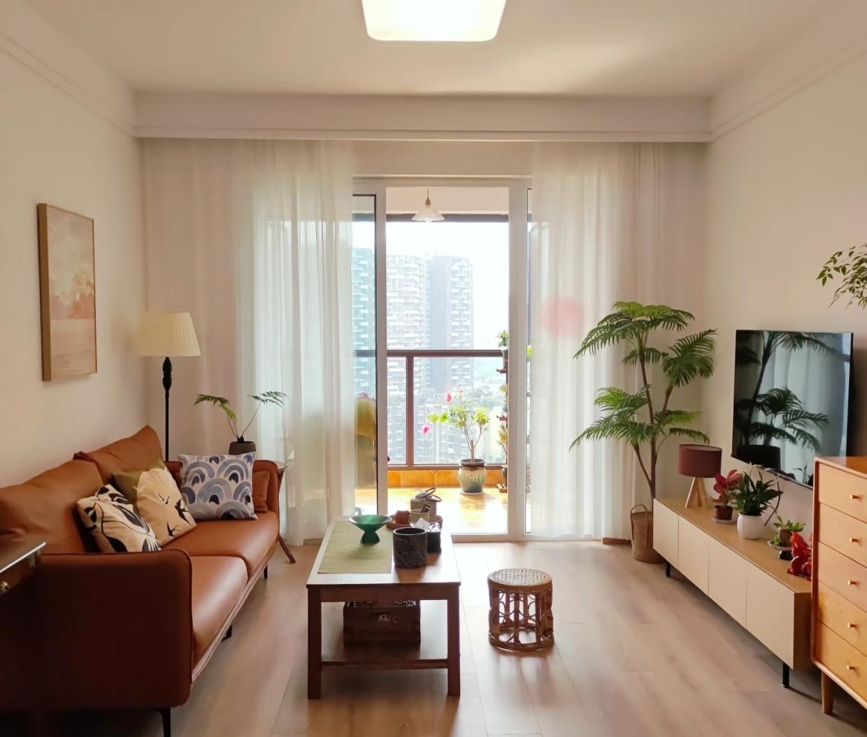 我有套小公寓，两个月前租给一个小姑娘，月租1600元。昨天她突然找我，说公司降薪