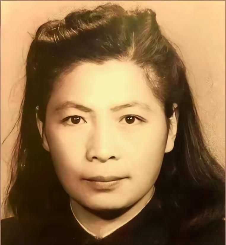 她是广州起义总指挥张太雷的遗孀。丈夫牺牲时，年仅29岁，他们的儿子，才刚刚两个月