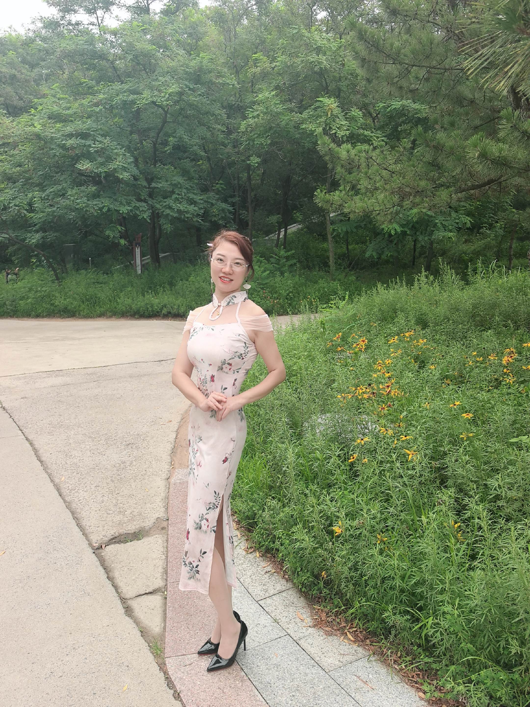 娜姐好看吗？还是适合旗袍！