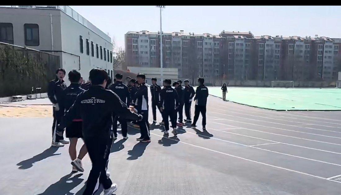 霸气开跑！王楚钦领衔国乒万米长跑，用汗水铸就冠军底色王楚钦跑一万米国乒迎新春万米