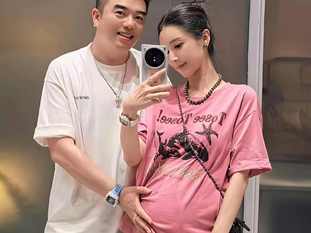 薇娅脖子上那颗黑珍珠，真让人惊掉下巴，估摸着是咱打工人多少年的小积蓄。就说那有四