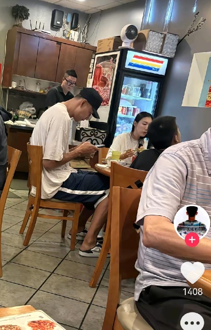 有网友在广东偶遇易建联带着老婆孩子吃饭，就是一家普通的小店也没有包间，一家四口其