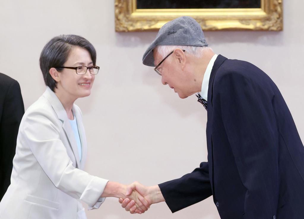 国民党“立委”翁晓玲质询“监察院长”被提名人陈永兴时指出，“监察院前院长”陈菊曾