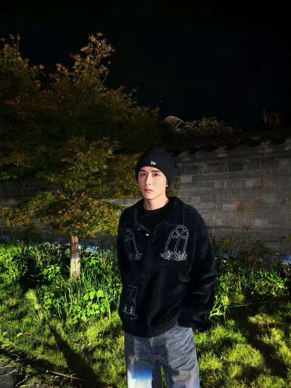 剧中那个舍不得取消电影票的打工人形象太过真实，完美呈现了我们在职场与生活间的两难