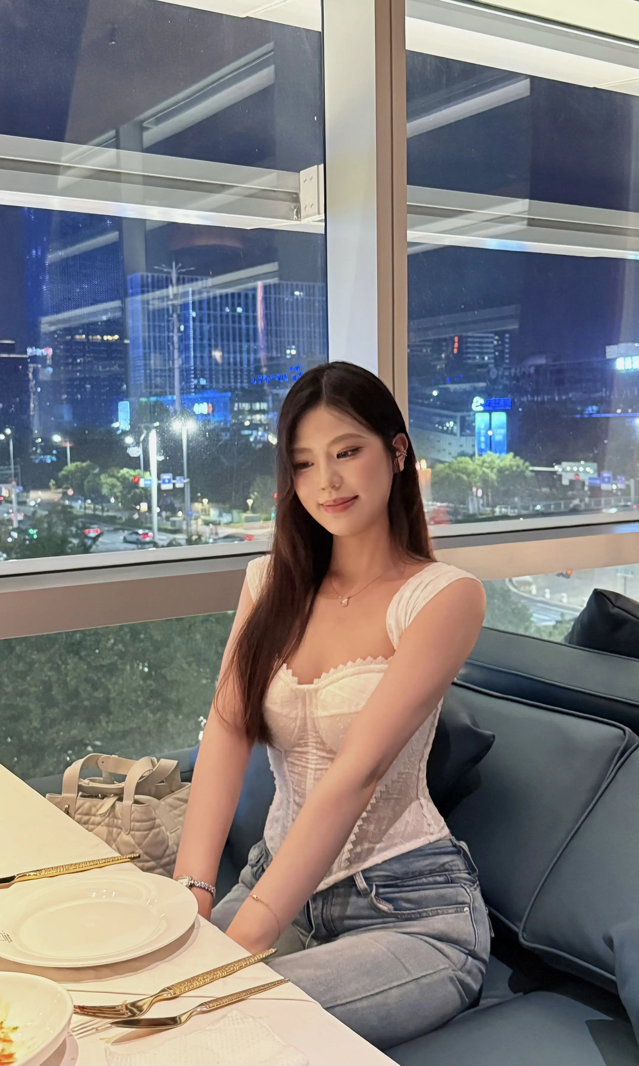 和漂亮姐姐吃漂亮饭。