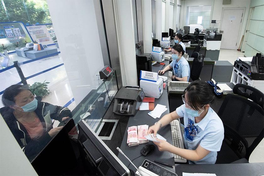 洗钱到底是什么，今天拿彩票举个最简单的例子：要是你买彩票中800万，扣完2