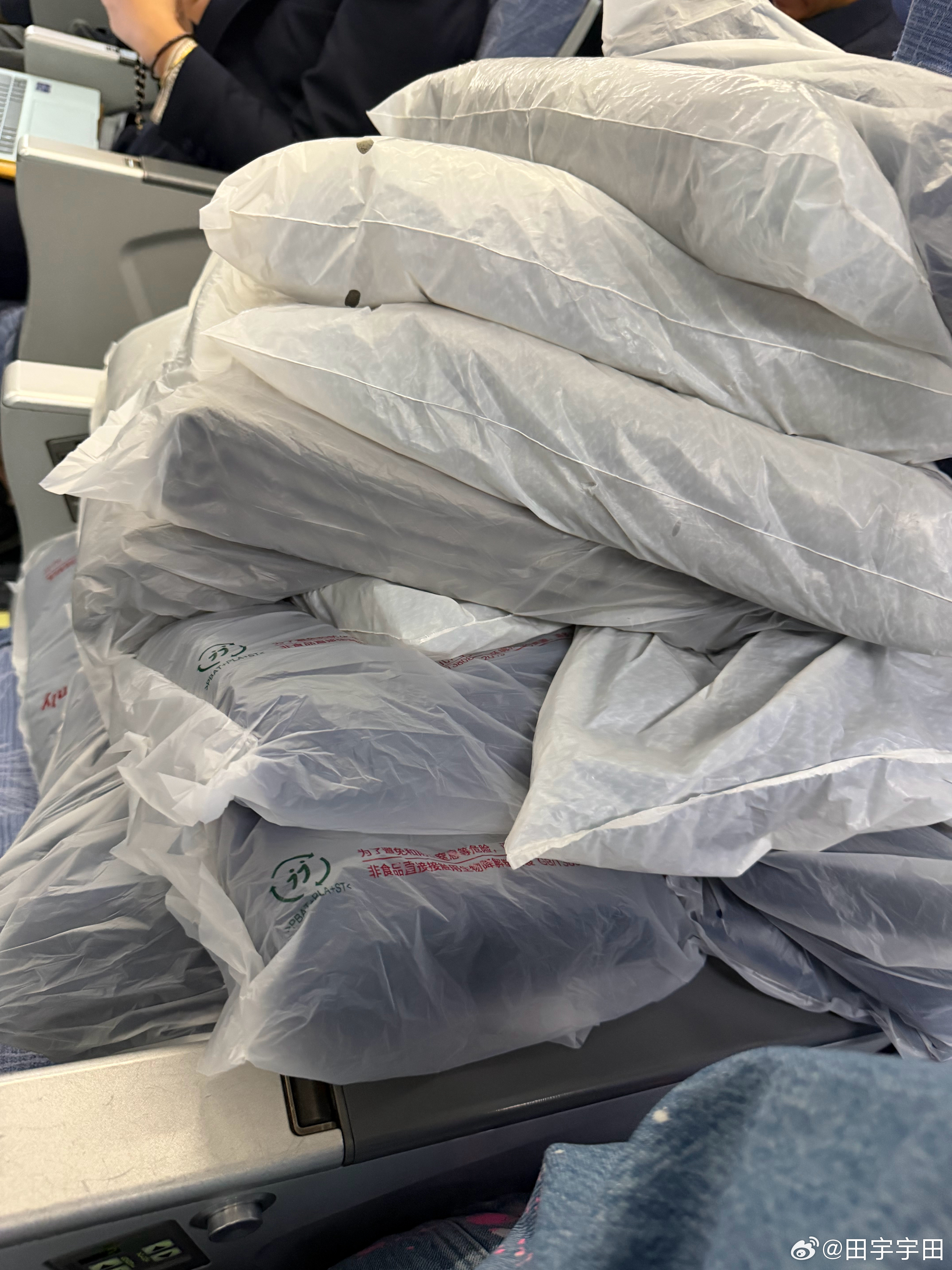 今天飞机全满员空姐已经忙不过来了行李舱内的毯子都堆到了我边上座位放心吧，我给看着