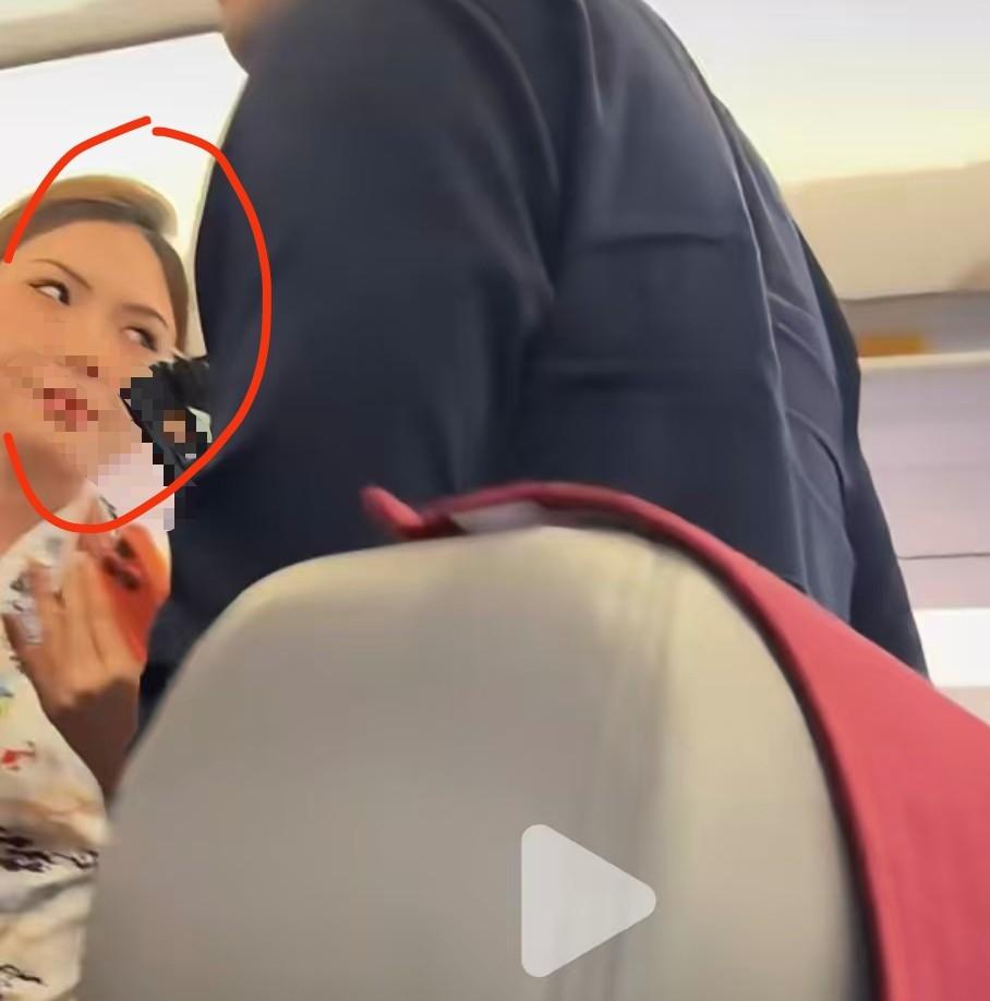 一女子在飞机上大闹致飞机返回，漂亮空姐的眼神很真实。这是天津去昆明的一趟航班，