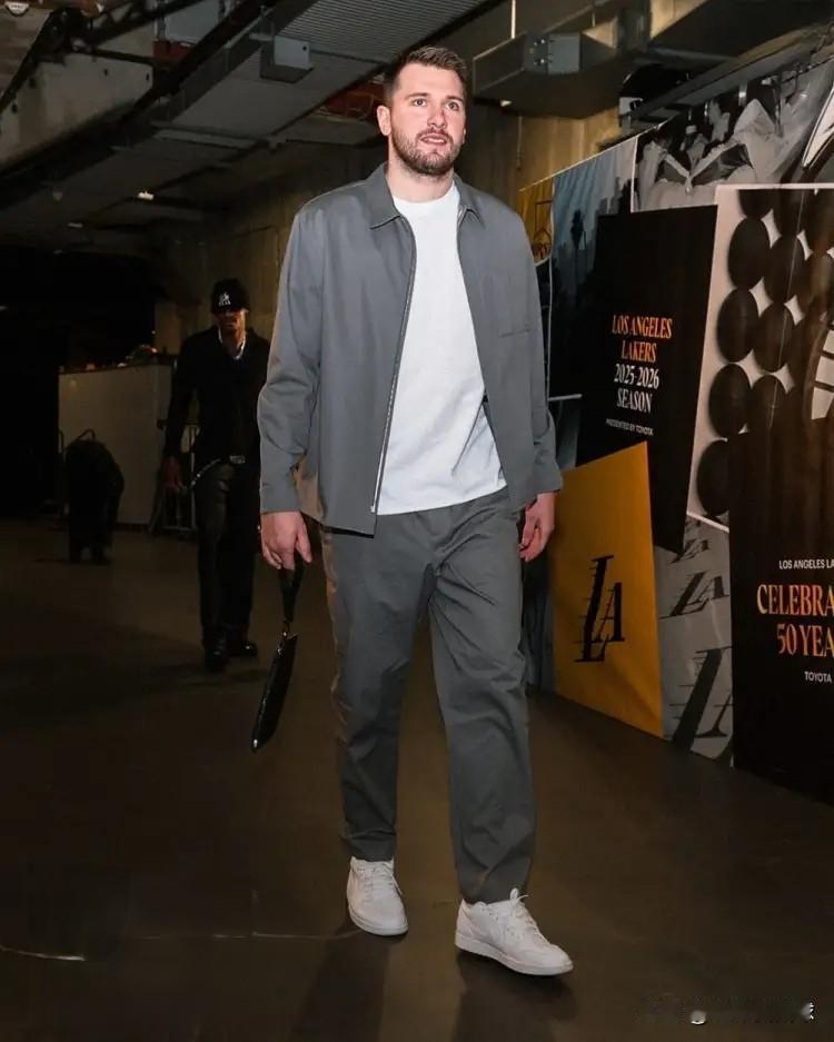 湖人当家球星东契奇真是太高明了！今天东契奇在接受媒体采访时，聊到了老东家独行侠和