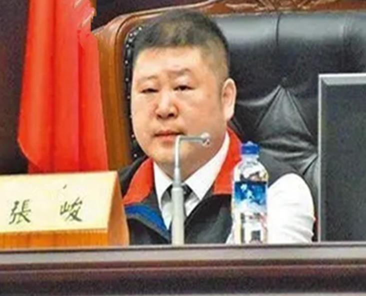 张峻踹桌火了!傅崐萁说他是流氓?张峻这一脚,踢出了名声。他说不在