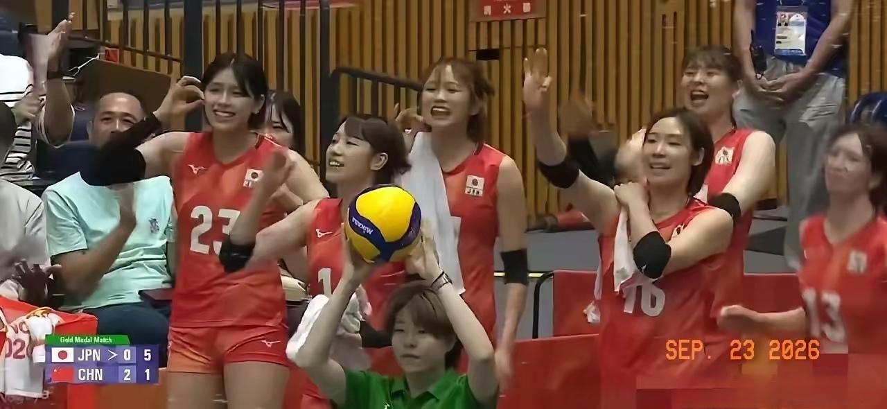 日本女排恐怕想找个地缝钻进去。第三局10:2领先中国女排，日本场上球员、主教