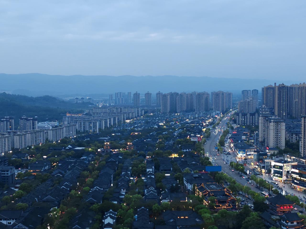 重庆长寿区菩提古镇全貌。两千亩的仿古街区，黑压压的一大片