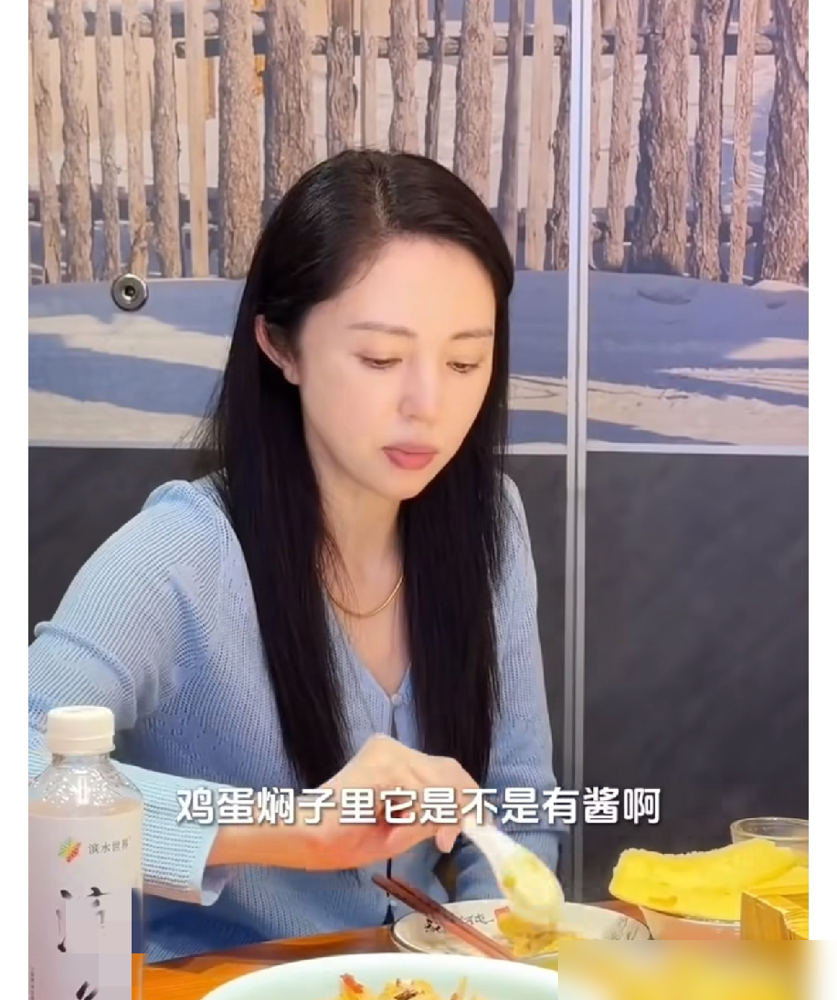 董璇二婚嫁对人没？哈尔滨路边，张维伊伸手给她擦嘴角那一下，太熟练了。俩人录美食vlog，全程十指紧扣