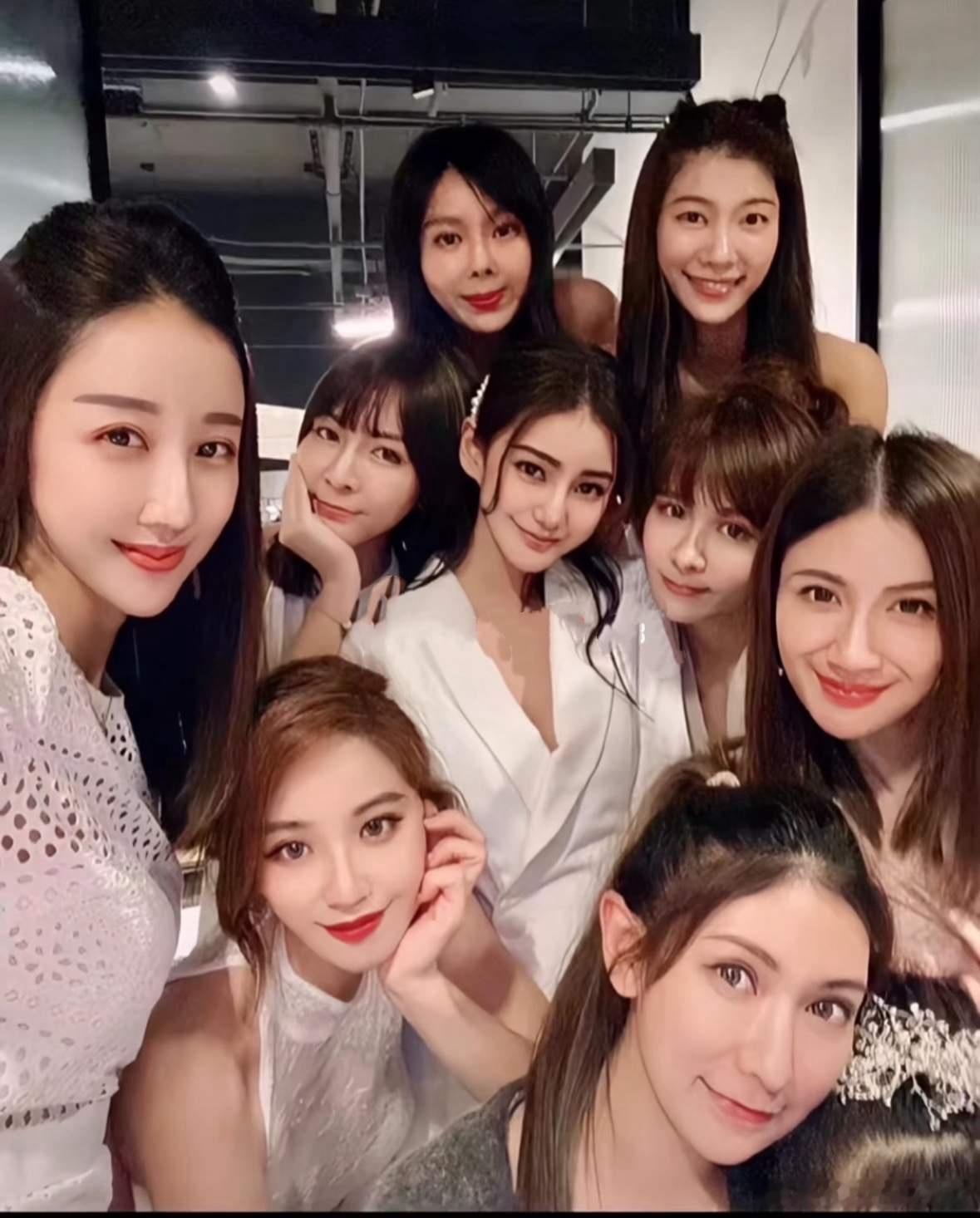 马筱梅和朋友们的私服照曝光。作为笑到最后的女人，不得不承认，她长得确实精致，怪不