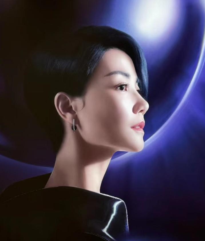 王菲，忍不住哭了！ 8月29日，王菲连夜冲上热搜，原因是一段视频曝光，她抬手