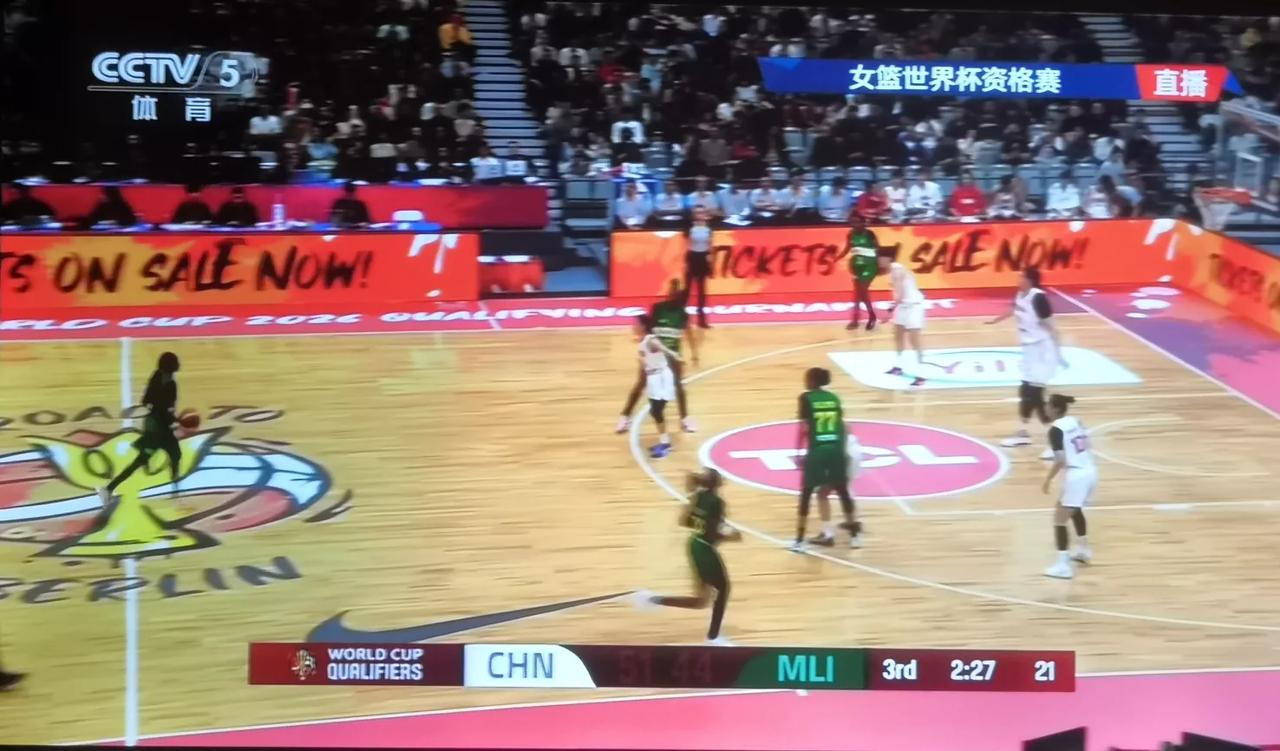 马里队明知中国队的内线高度但仍然敢于攻击篮下对于中国女篮李月汝和韩旭的篮