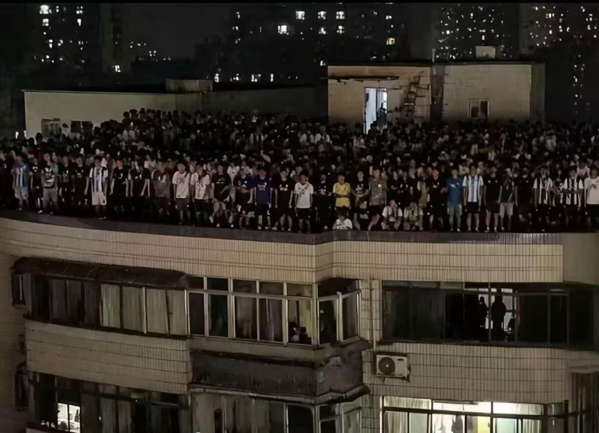 这届世界杯，冷门多得有点离谱了。天台已经站满了人，这话真不夸张。强队翻车、弱