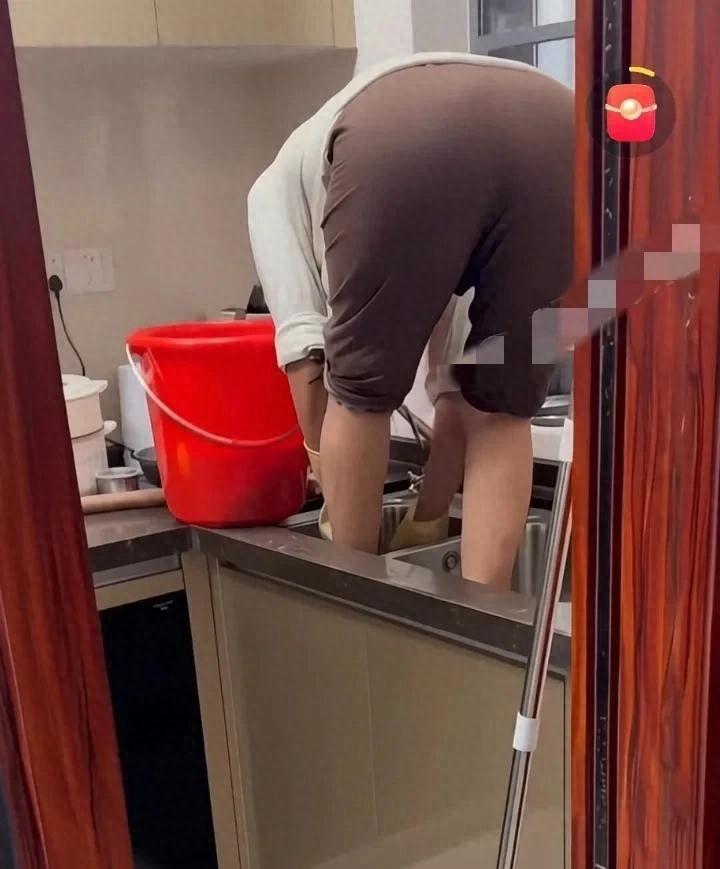 6月24日，广东一赵女士最近觉得家里有点乱，所以想请一个保洁把自己的家里彻底的打