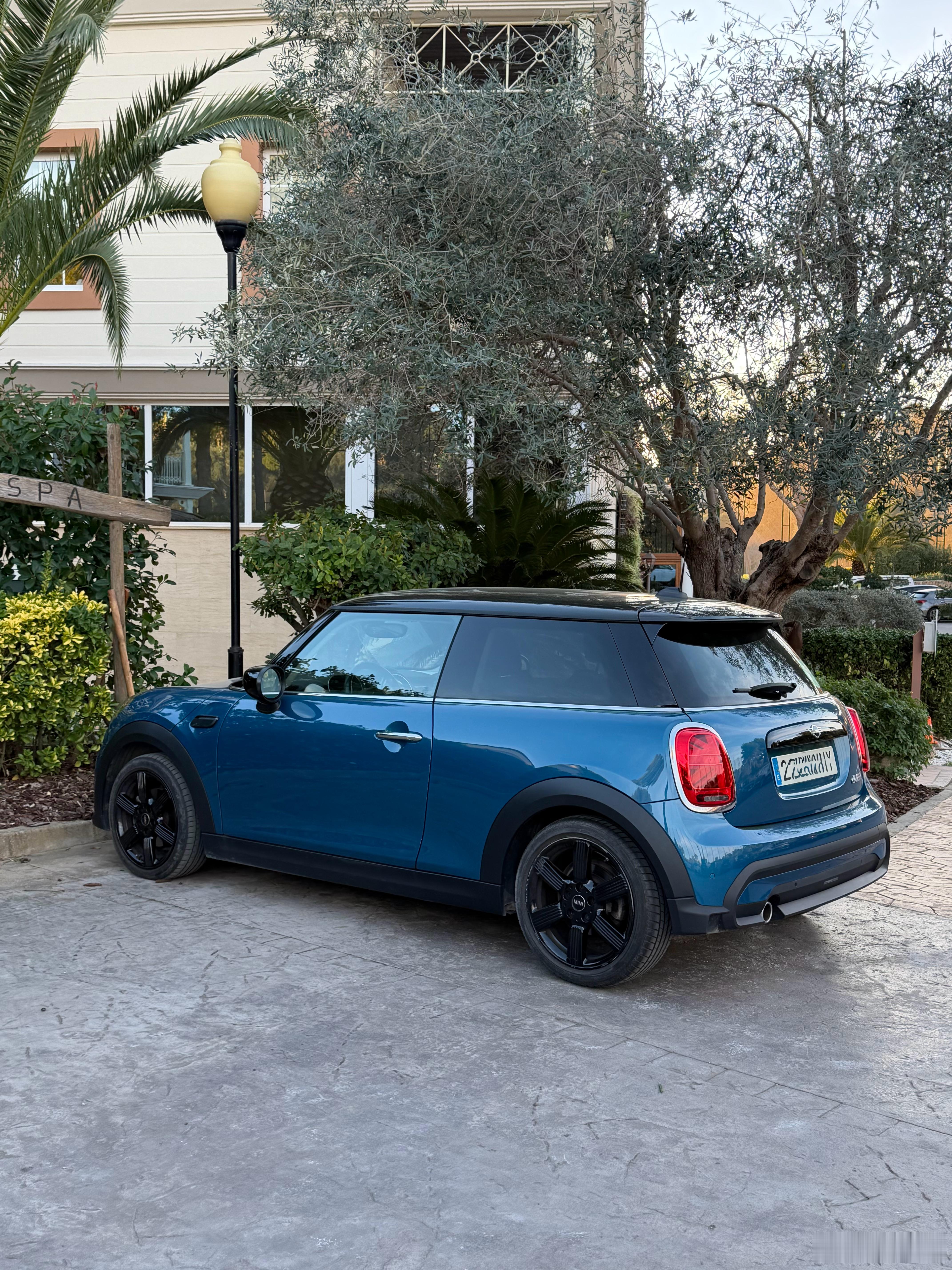 没有不花钱的不是。携程租了最便宜的丰田雅力士，没有额外去买更高阶的保险。到了租车