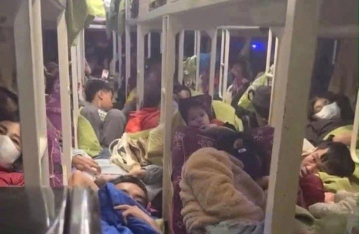 越南载客超载17人的卧铺巴士可被罚款1.275亿越南盾2月20日晚，越南岘港市