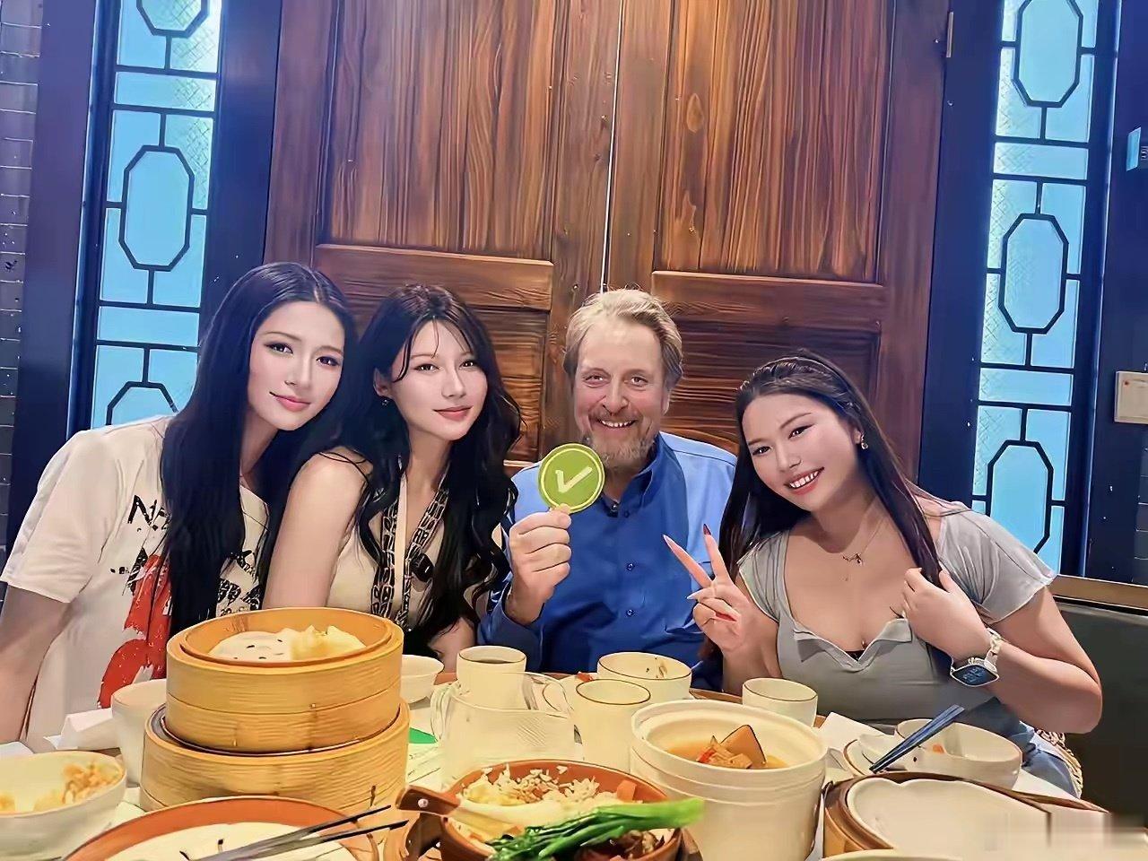 马斯克的爸爸埃罗尔·马斯克在中国，看来玩得不亦乐乎。顶着马斯克这个姓，确实到处都很有名。​
