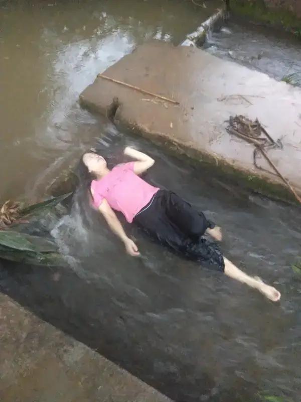 我的同事，在钓鱼时，发现一落水女子跳入河中，于是不顾自身安危，招呼他的同伴，奋力