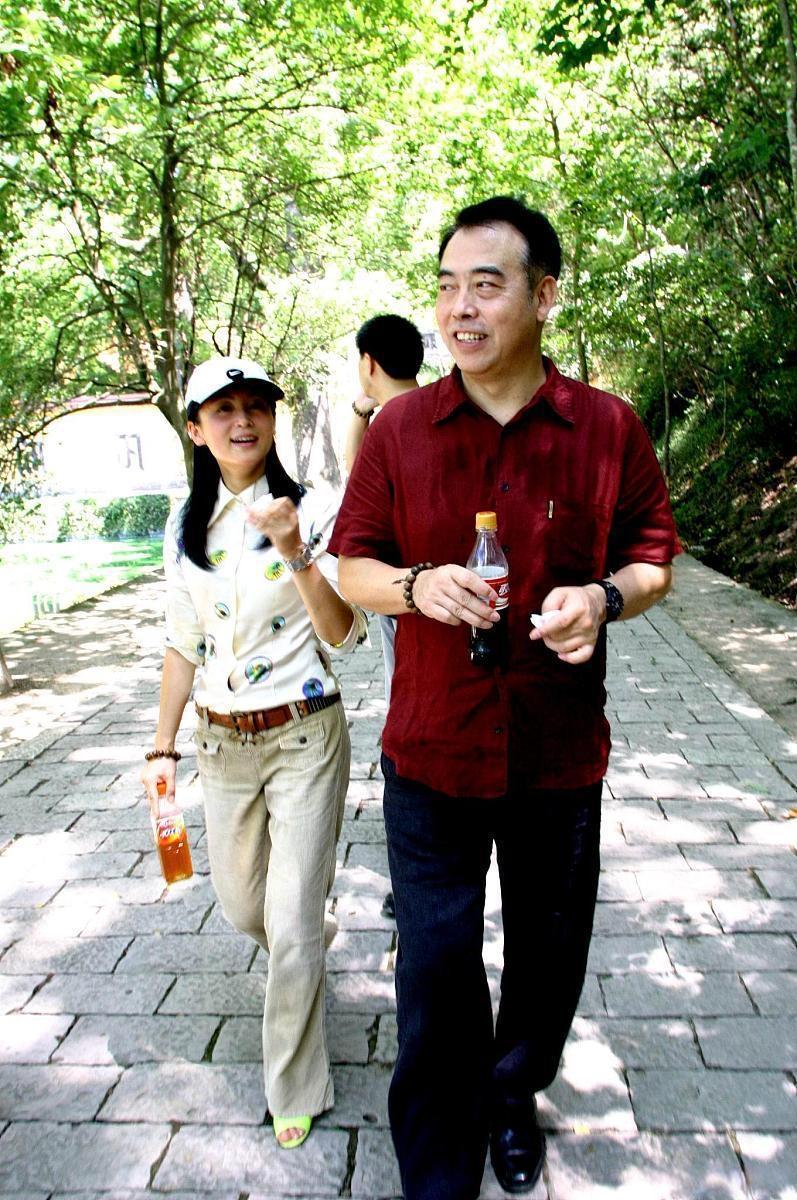 2010年，陈凯歌、陈红参加活动时，一起爬山的画面。陈凯歌与陈红走在茂密的树