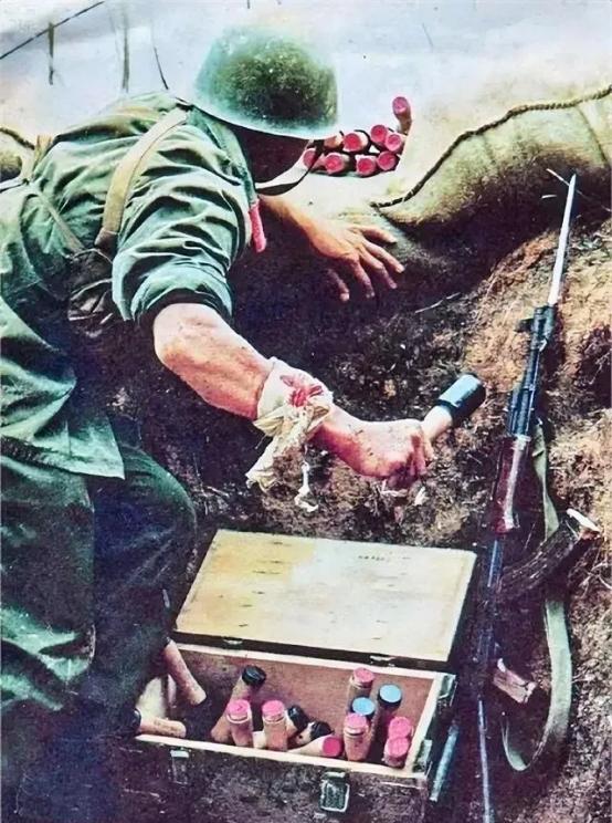 1984年，老山战斗，一22岁战士误闯入一个山洞，他发现里面竟都是女人。