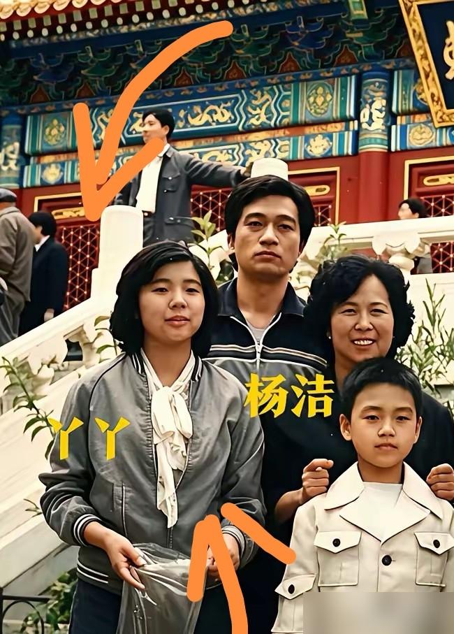 86版西游导演杨洁去世9年，四个子女，竟只有一人年年回国探望继父。另外三个，连坟