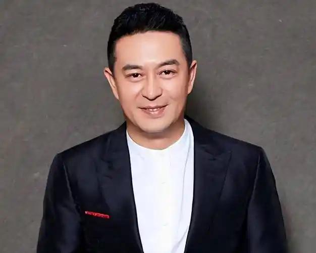 演员张嘉益说：“有一次，有家制片公司通过我的一个朋友，递给了我一个剧本，想让我去