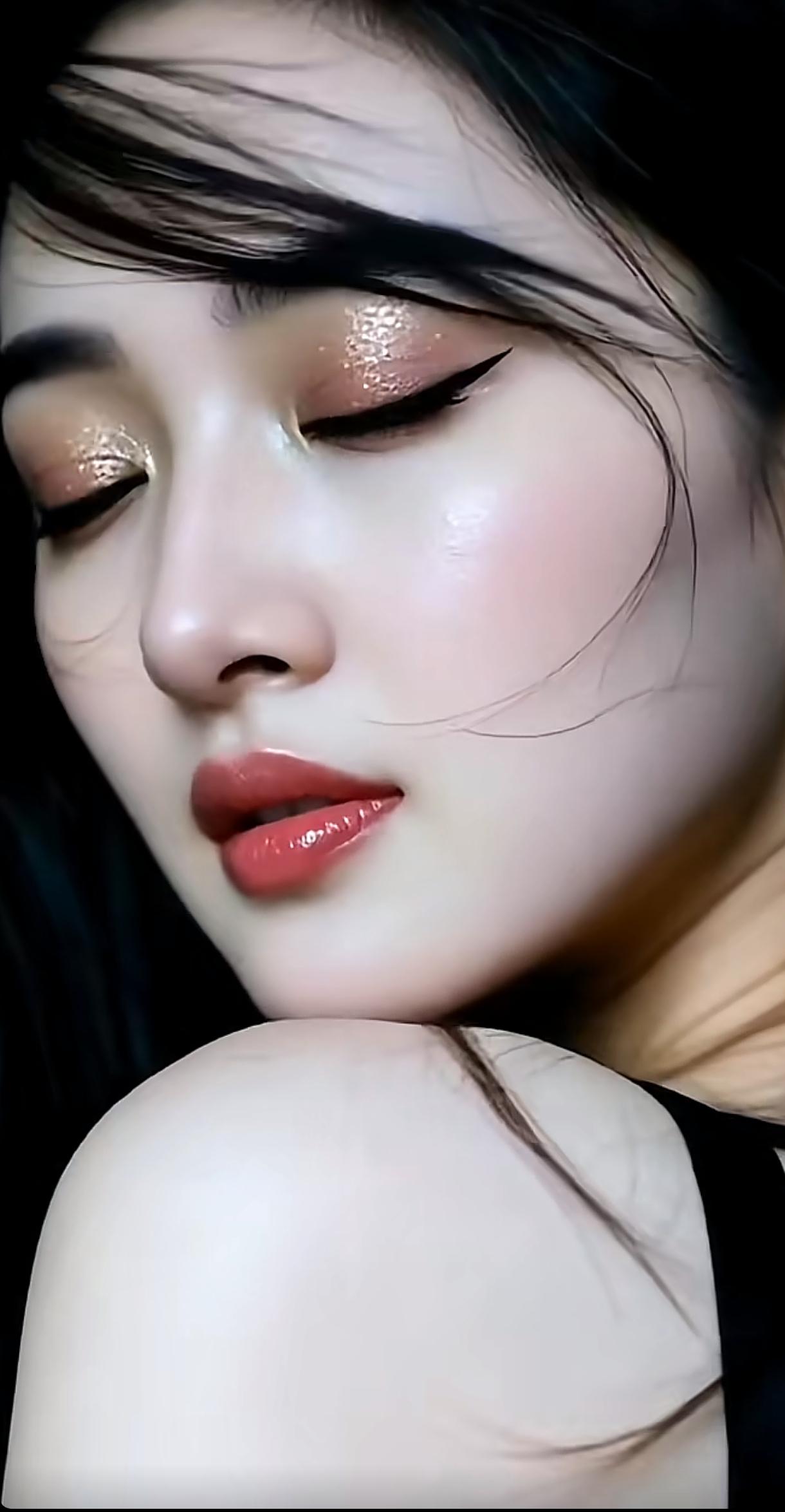 “闭眼沉思，唇红如火，光影交错，迷人心动”🔥💄🌙分享随手拍照片沉思静谧氛