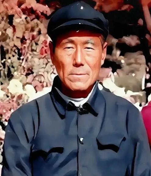 抗美援朝战场上，有个让指挥部头疼的人物，叫董明德。每次派任务，首长都得反复叮嘱一