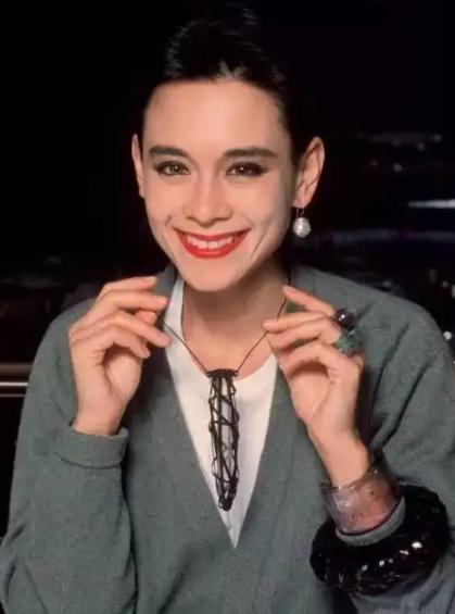 1991年，已确诊艾滋病的美日混血超模、珠宝设计师周天娜接受媒体专访，说出了一段