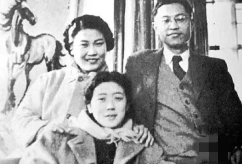 1940年，《雷雨》作者曹禺，出轨了来找他补习英文的23岁女学生，他的清华才女妻