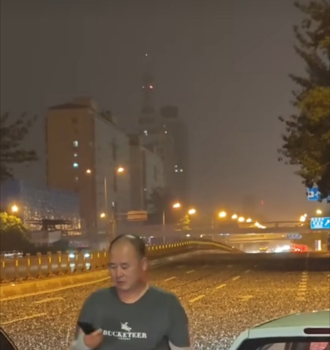 北京冰雹北京这冰雹，车都不敢从桥下出去了​​​