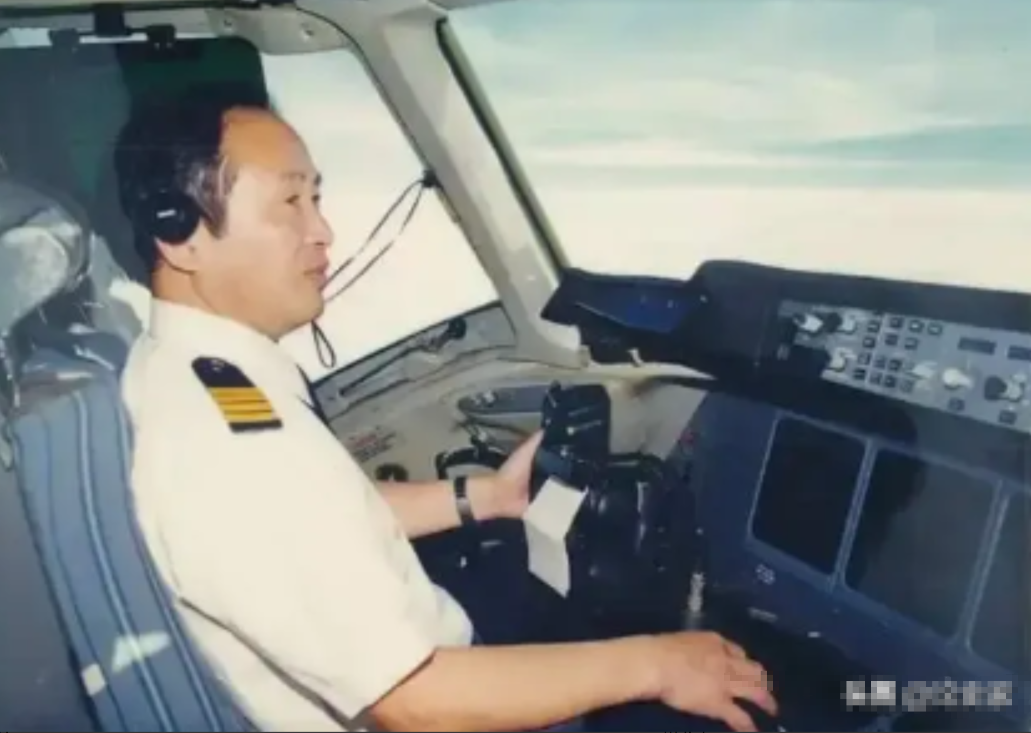 1998年，上海虹桥机场一客机，同样因为起落架无法着地发生事故，机长倪介祥空中盘