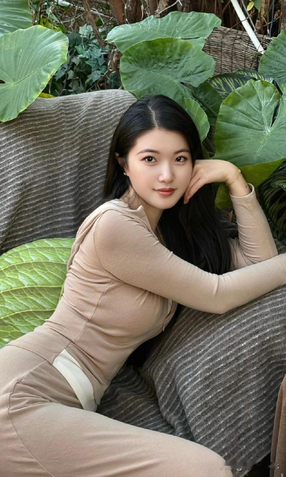 自然光下的清新自拍，在绿植环绕中，享受宁静时光。