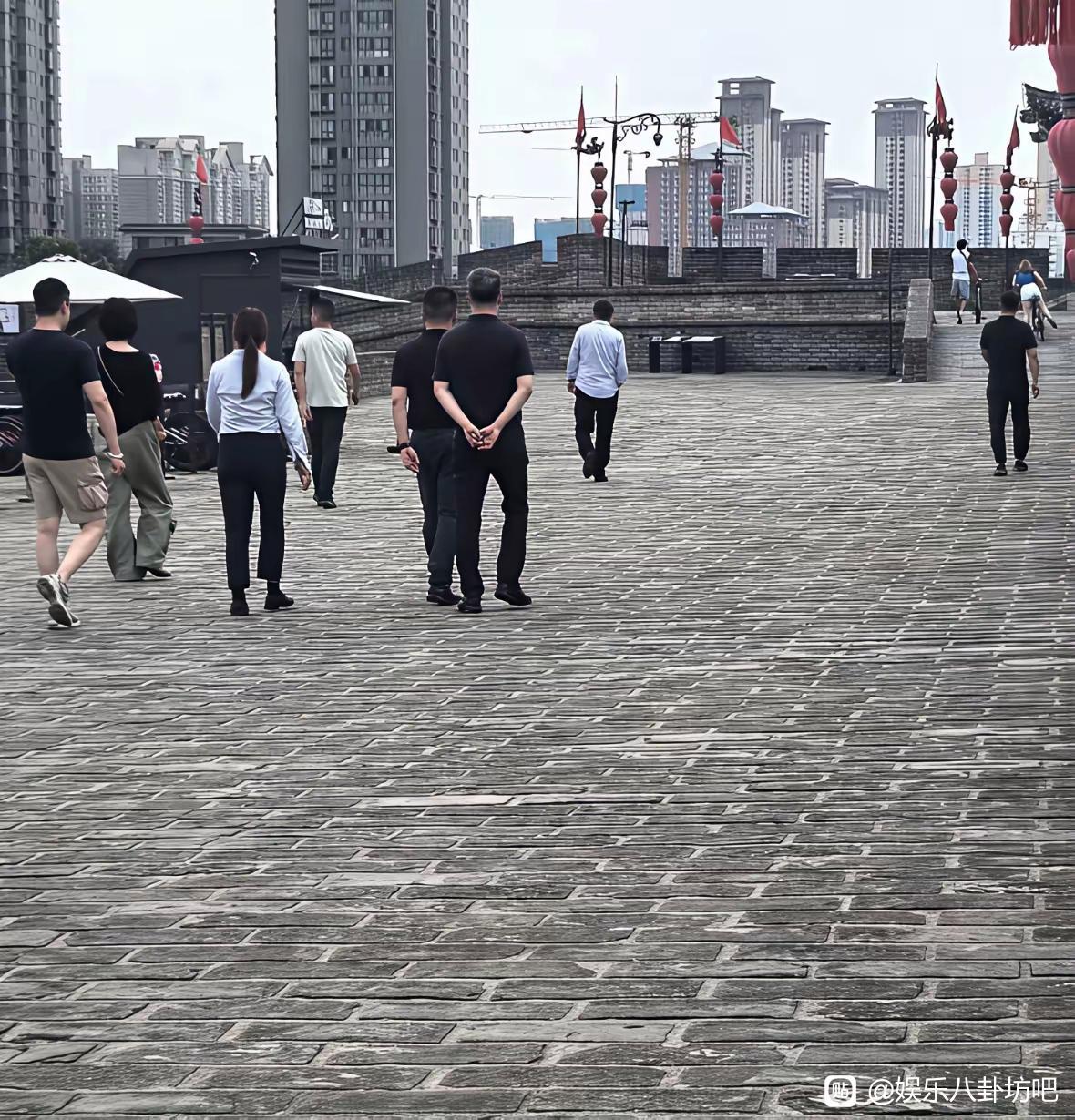 王菲被路人拍到在西安城墙上溜达王菲和谢霆锋来到了西安，谢霆锋在准备他的音乐会，王